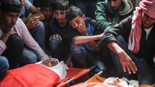 جثامين اثنين من الاطفال خلال تشييع الجنازة