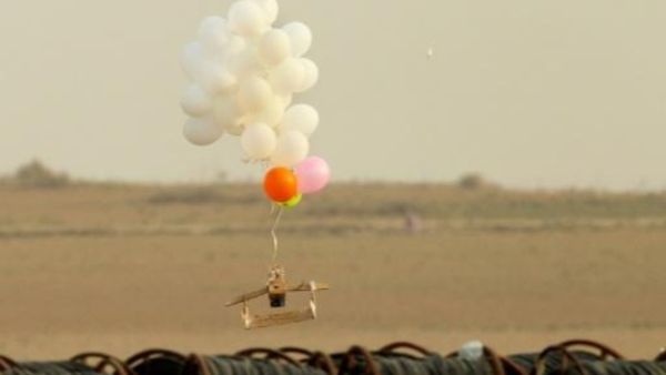 بالونات تحمل ما يُعتقد أنّه عبوة حارقة أطلقها متظاهرون في قطاع غزة في صورة التقطت من الجانب الإسرائيلي من الحدود مع القطاع المحاصر

