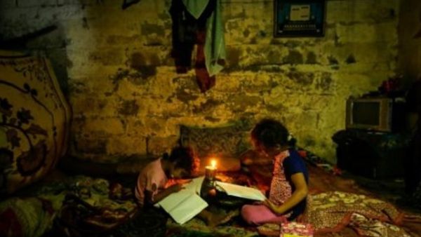 أطفال فلسطينيون يدرسون اثناء انقطاع الكهرباء عن غزة

