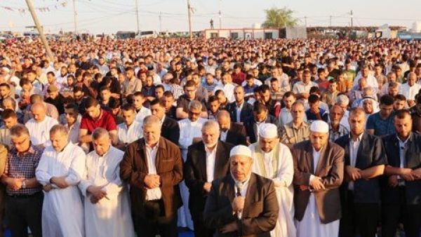 عشرات الآلاف يؤدون صلاة العيد في مخيمات العودة بغزة


