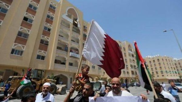 رجل يحمل علم قطر في قطاع غزة 
