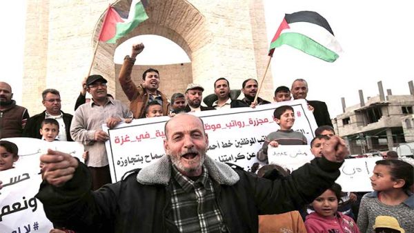 الحكومة تدافع عن خصومات رواتب عزة ومظاهرات تطالب برحيلها