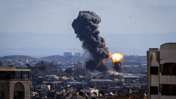 لحظة انفجار اعقب غارة اسرائيلية على قطاع غزة