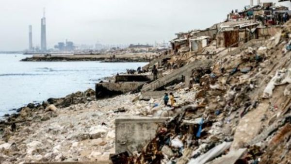 اطفال فلسطينيون على شاطىء بيت لاهيا في شمال قطاع غزة
