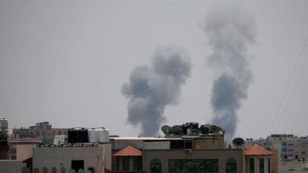 دخان يتصاعد عقب غارة جوية إسرائيلية بغزة يوم الثلاثاء
