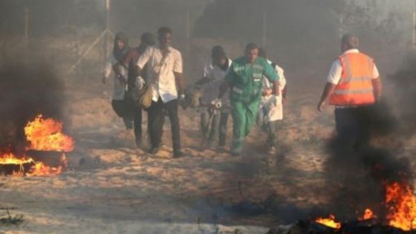 ينقلون مصابا خلال الاحتجاجات قرب الحدود بين قطاع غزة واسرائيل في خان يونس الجمعة 
