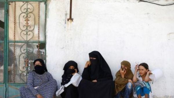 نساء يجلسن أمام منزلهن في بلدة جرابلس الحدودية في سوريا يوم 31 أغسطس آب 2016. تصوير: أوميت بكطاش

