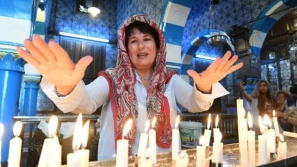 حجاج يهود يتوافدون الى كنيس الغربية في جزيرة جربة التونسية
