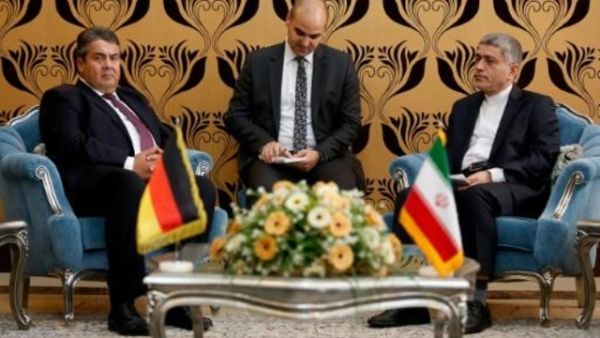 وزير الاقتصاد الايراني علي طيب نيا (يمين) مستقبلا نائب المستشارة الالمانية ووزير الاقتصاد سيغمار غابرييل في طهران

