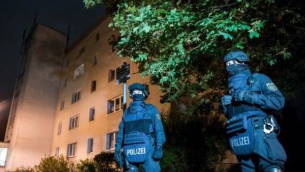 عنصران من قوة تفكيك المتفجرات في كيمنتس
