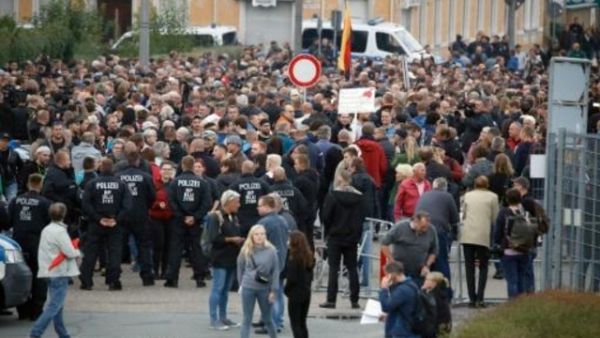 مجموعة من اليمين المتطرف في احتجاج أمام ستاد كيمنتس
