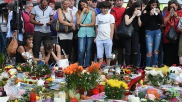 زوار امام مركز تسوق في ميونيخ جنوب المانيا بعد يومين على اقدام شاب الماني ايراني على فتح النار عشوائيا فيه قبل ان ينتحر

