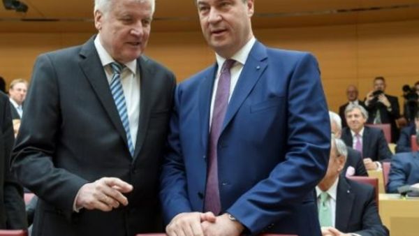 وزير الداخلية الالماني هورست سيهوفر (يسار) مع خلفه على رأس حكومة بافاريا ماركوس سدر في برلمان المقاطعة في ميونيخ
