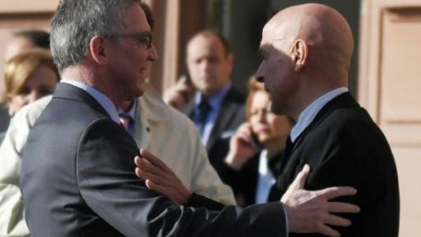 وزير الداخلية الايطالي ماركو مينيتي (يمين) مستقبلا نظيره الالماني توماس دي ميزيير في روما
