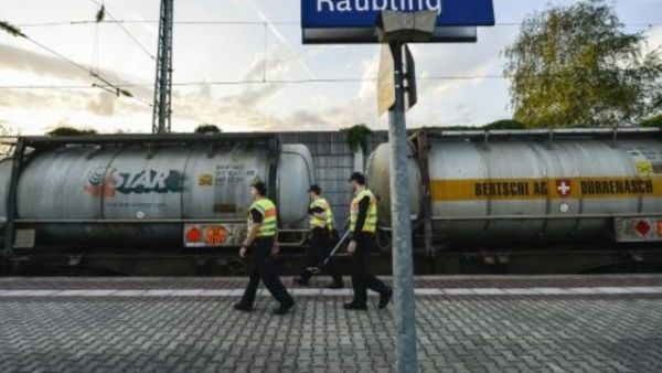 رحلة الهجرة الخطيرة إلى ألمانيا في قطارات الشحن

