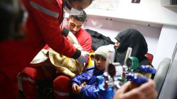 أمرأة وطفلها ينقلان بسيارة اسعاف خلال الاجلاء الطبي من بلدة بالغوطة الشرقية إلى دمشق يوم الأربعاء
