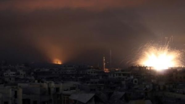 انفجارات تضيء سماء الغوطة الشرقية قرب دمشق عند تعرضها للقصف من القوات السورية 
