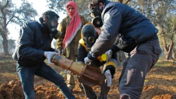 سحب بقايا صاروخ اطلقه النظام السوري على دوما في الغوطة الشرقية

