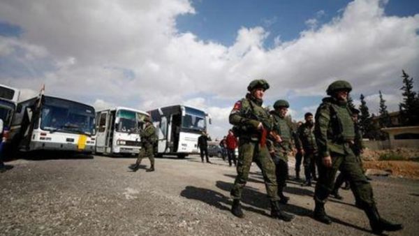 جنود روس وسوريون على مشارف الغوطة الشرقية في دمشق يوم الأربعاء

