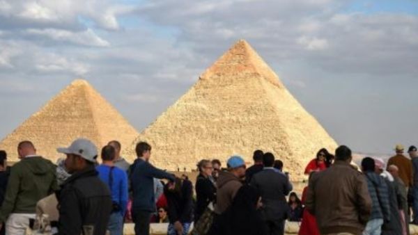 سياح عند أهرامات الجيزة
