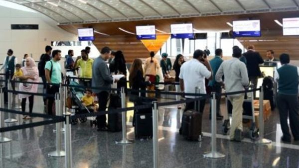 ركاب في مطار حمد الدولي في الدوحة ينتظرون في السابع من حزيران/يونيو انهاء اجراءاتهم للسفر بعد القيود التي فرضتها العربية السعودية والامارات والبحرين على الخطوط الجوية القطرية

