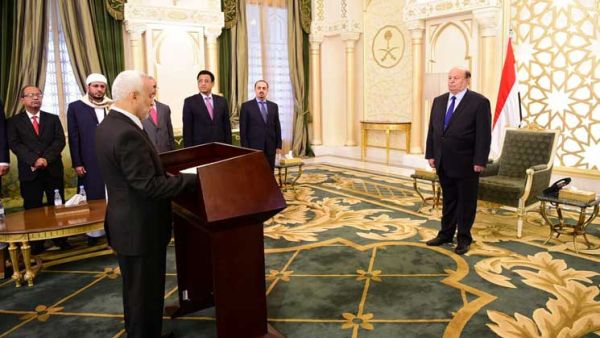 سبعة وزراء جدد بالحكومة اليمنية يؤدون اليمين أمام هادي في الرياض