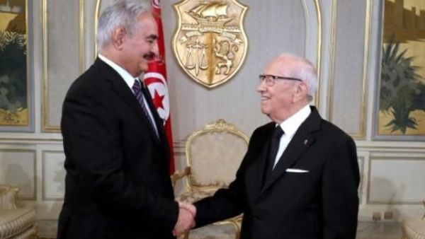 الباجي قائد السبسي والمشير خليفة حفتر في قصر قرطاج في تونس

