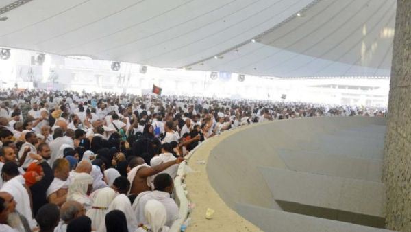 حجاج بيت الله الحرام يرمون جمرة العقبة الكبرى في مشعر منى