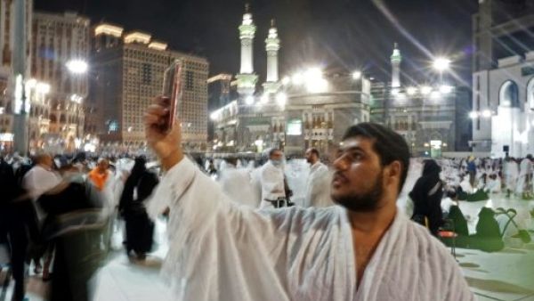 احد الحجاج المسلمين يلتقط صورة سلفي في مكة المكرمة
