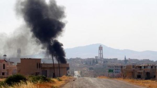 دخان يتصاعد من في بلدة طيبة الإمام في حماة يوم الأربعاء
