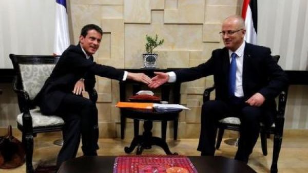 دعا رامي الحمد الله رئيس الوزراء الفلسطيني العالم يوم الثلاثاء للتدخل من أجل إنقاذ حل الدولتين الذي "بدأ يتلاشي".
