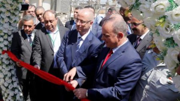 رئيس الوزراء الفلسطيني رامي الحمد الله ووزير الطاقة الإسرائيلي يوفال شتاينتز يفتتحان محطة كهرباء جديدة بالقرب من جنين
