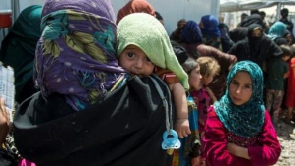 فارون من معارك الموصل في مخيم حمام العليل للنازحين

