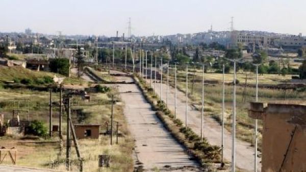 صورة عامة للطريق الرئيسية المؤدية إلى مخيم حندرات للاجئين الفلسطينيين

