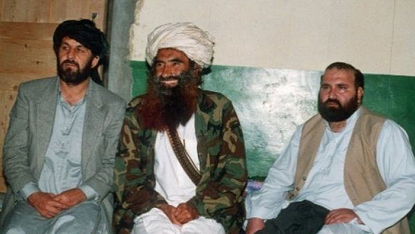 صورة تعود للعام 1991 تظهر جلال الدين حقاني (وسط) زعيم شبكة حقاني
