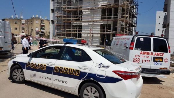 سيارتا شرطة واسعاف اسرائيليتان في موقع الحدث