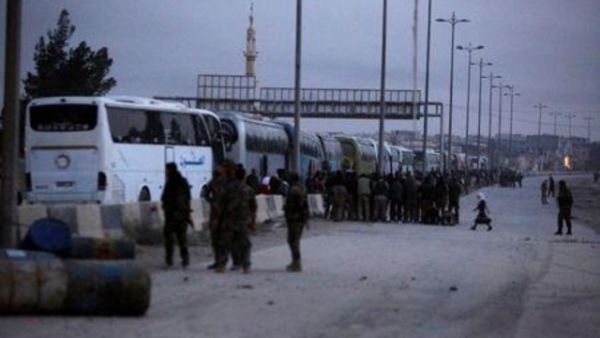حافلات تستعد لنقل مقاتلين من المعارضة من حرستا بالغوطة الشرقية

