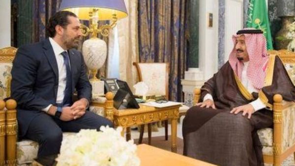 العاهل السعودي الملك سلمان (إلى اليمين) ورئيس الوزراء اللبناني المستقيل سعد الحريري في الرياض يوم الاثنين

