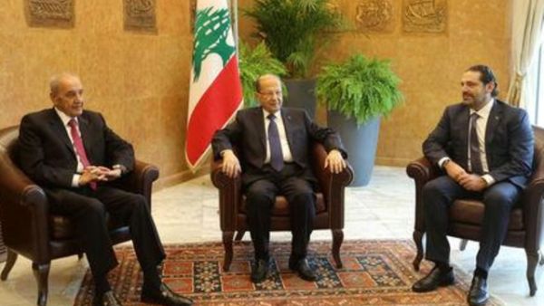 الرئيس اللبناني ميشال عون خلال اجتماعه مع رئيس الوزراء سعد الحريري ورئيس البرلمان اللبناني نبيه بري في قصر الرئاسة في بعبدا يوم الأربعاء

