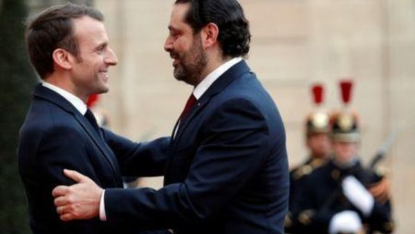الرئيس الفرنسي إيمانويل ماكرون (إلى اليسار) يرحب برئيس الوزراء اللبناني المكلف سعد الحريري لدى وصوله قصر الإليزيه في باريس يوم العاشر من أبريل نيسان 2018
