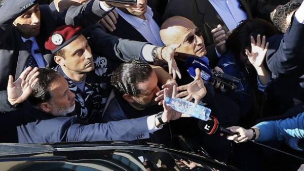 رشق الحريري بعبوات المياه خلال تظاهرة في بيروت