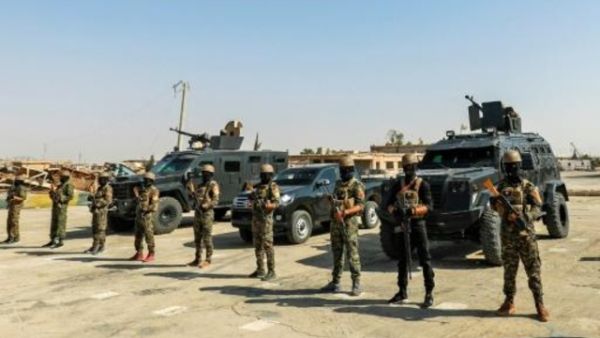 عناصر من قوات سوريا الديموقراطية يتجمعون في جنوب مدينة الحسكة في شمال شرق سوريا
