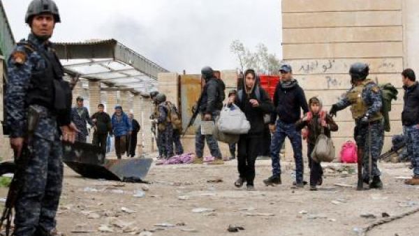 نازحون عراقيون هاربين من اشتباكات بين القوات العراقية ومسلحي تنظيم الدولة الاسلامية
