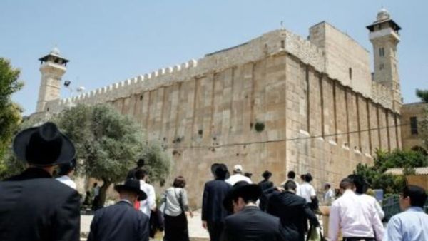 رجال دين يهود وسياح قرب الحرم الابراهيمي

