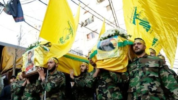 عناصر من حزب الله يشيعون في بيروت قياديا ومقاتلا سقطا في سوريا
