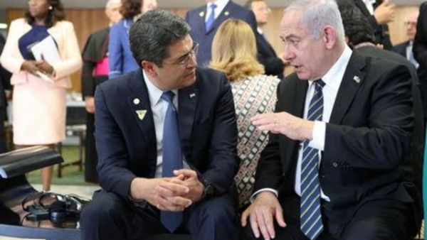 رئيس الوزراء الإسرائيلي بنيامين نتنياهو يتحدث مع رئيس هندوراس خوان أورلاندو هرنانديز

