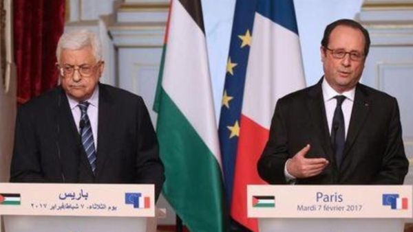 الرئيس الفرنسي فرانسوا اولوند (إلى اليمين) والرئيس الفلسطيني محمود عباس في مؤتمر صحفي في باريس
