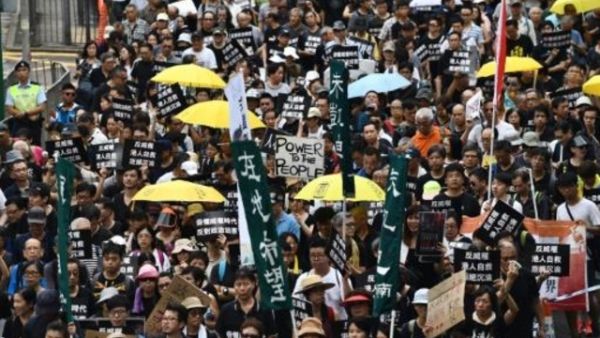 مسيرة مؤيدة للديموقراطية في هونغ كونغ بمناسبة العيد الوطني الصيني
