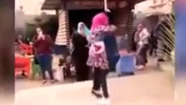 صورة ماخوذة من الفيديو يظهر الطالبة وهي تعانق زميلها داخل حرم جامعة المنصورة