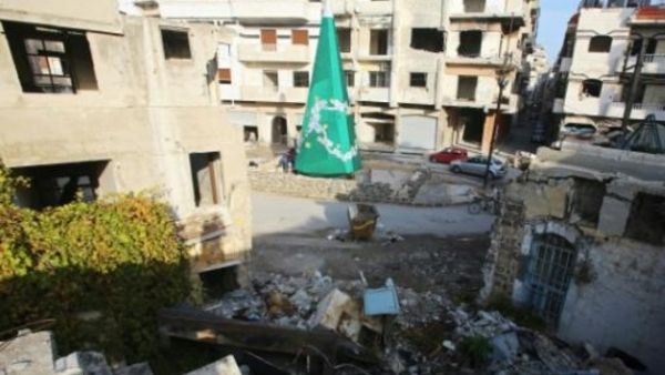 شجرة عيد الميلاد في حي الحميدية في مدينة حمص السورية
